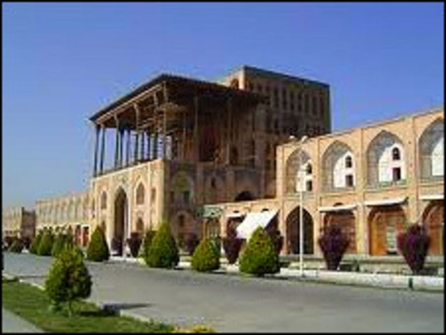 گالدیری خود را ابتدا در کاخ عالی قاپو آغاز کرد و سپس به انجام کارهای مرمتی در مسجد جامع اصفهان و کاخ های چهل ستون و هشت بهشت پرداخت