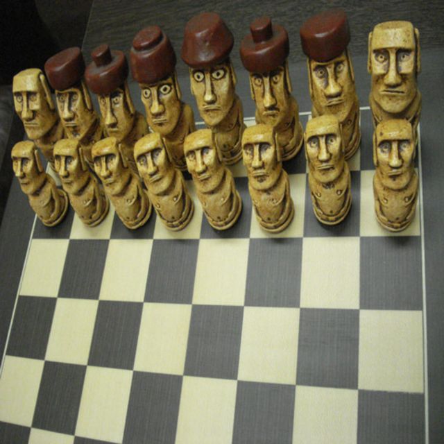 ajedrez con figuras moái