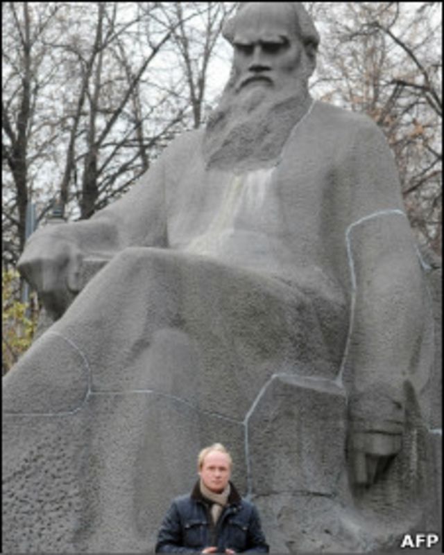 ولادیمیر تولستوی، نتیجه تولستوی، در کنار مجسمه او در مسکو در آستانه سالروز مرگش