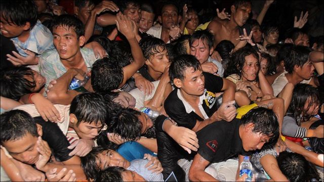 Imágenes de la tragedia en el Festival del Agua en Camboya - BBC News Mundo