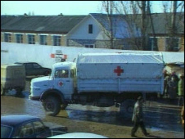 Грузовик Красного Креста в Чечне (кадр видеосъемки 1996 года)