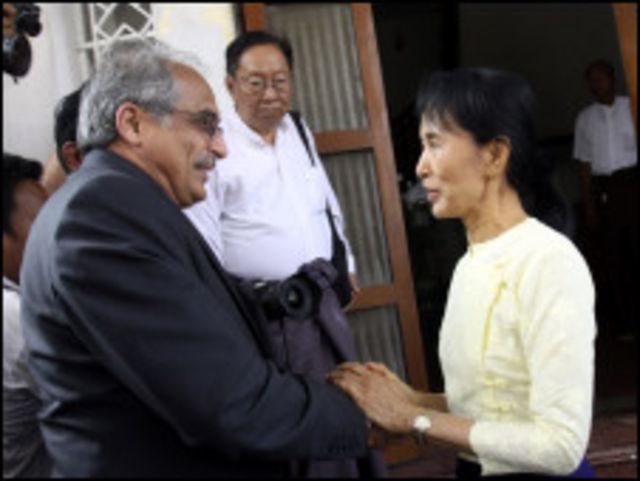 ဒေါ်အောင်ဆန်း စုကြည်နဲ့ မစ္စတာ နမ်ဘီယား တွေ့ဆုံခဲ့စဉ်