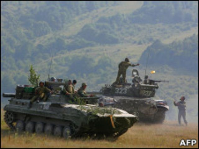 Южноосетинские войска и бронетехника 9 августа 2010 года