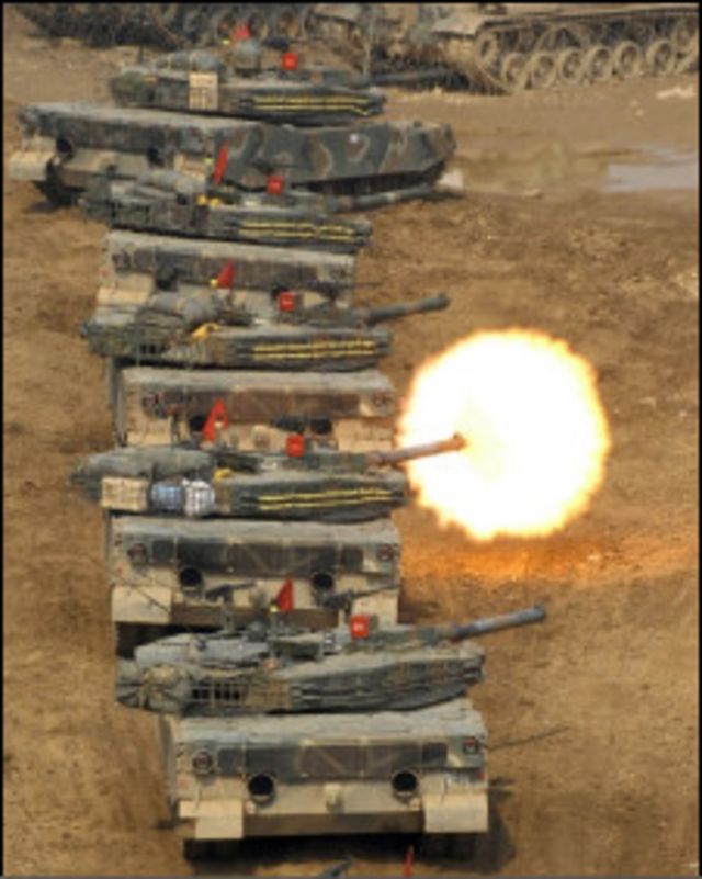 韓國坦克編隊實彈射擊
