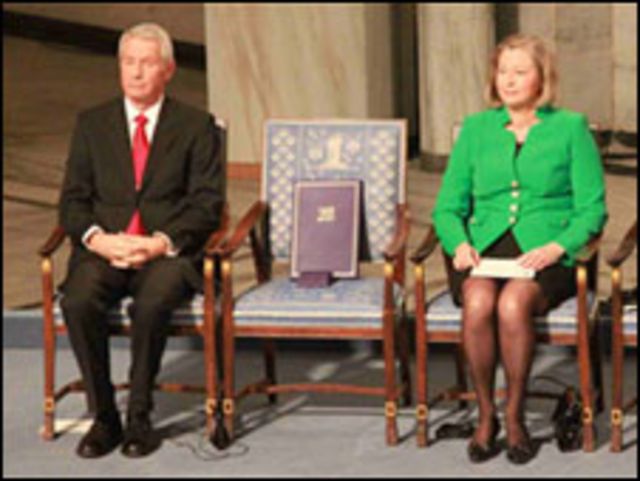 诺贝尔和平奖奖章和证书放在代表刘晓波的空椅子上