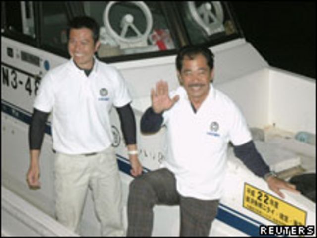 登島的兩名日本議員分別是61歲的仲間均和29歲的箕底用一（10/12/2010）