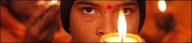 Un hindú con una vela encendida