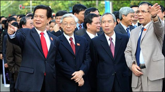 Ông Nguyễn Tấn Dũng, ông Nguyễn Phú Trọng, một quan chức và ông Nông Đức Mạnh