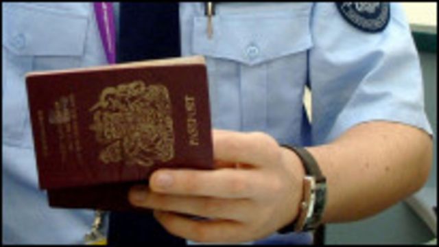 英國移民官檢查護照