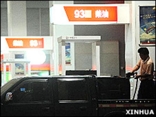 海南瓊海某加油站(新華社圖片21/12/2010)