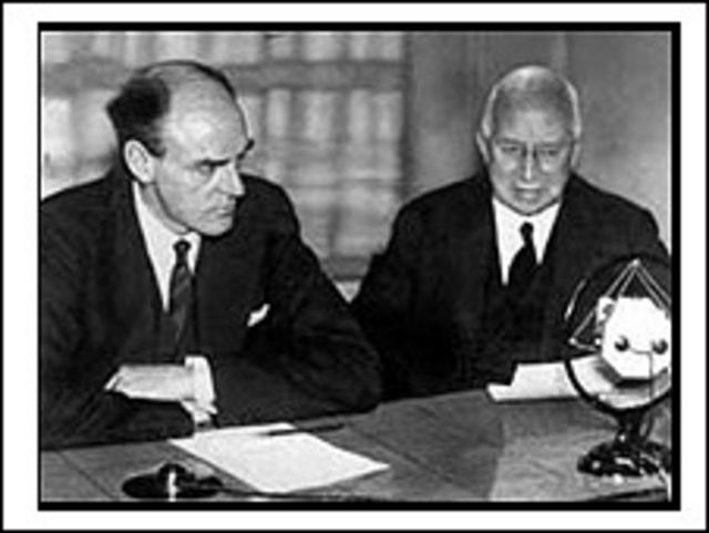 سر جان ریث، اولین مدیرعامل بی بی سی و جی. ایچ. ویتلی، رئیس بی بی سی، در روز 19 دسامبر 1932 سرویس امپراتوری را افتتاح می کنند