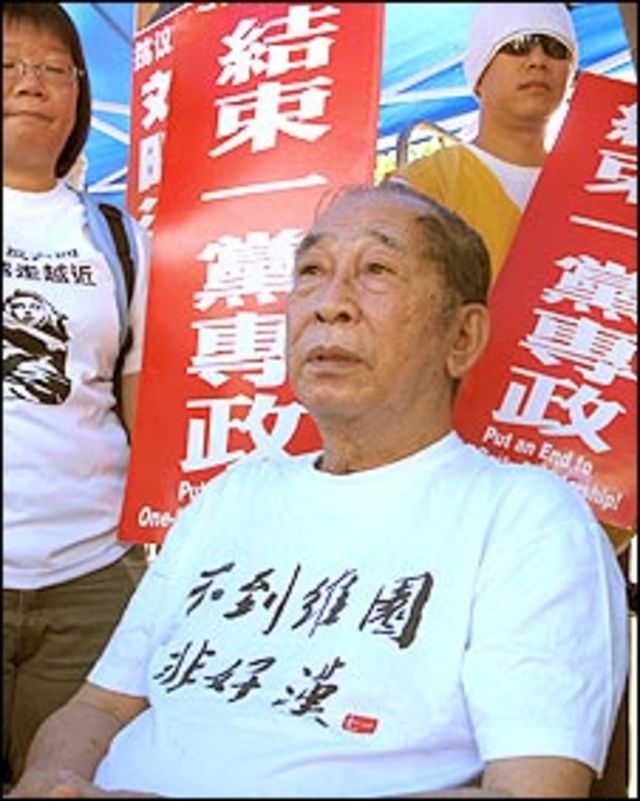 香港民主黨元老司徒華參與「七一」遊行（1/7/2010）