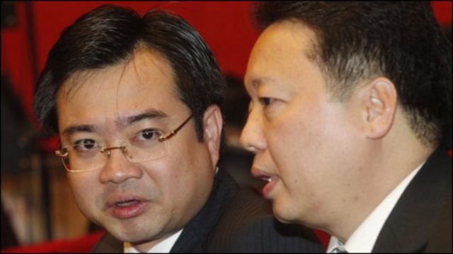 Ông Nguyễn Thanh Nghị, bên trái, con trai của Thủ tướng Nguyế̃n Tấn Dũng