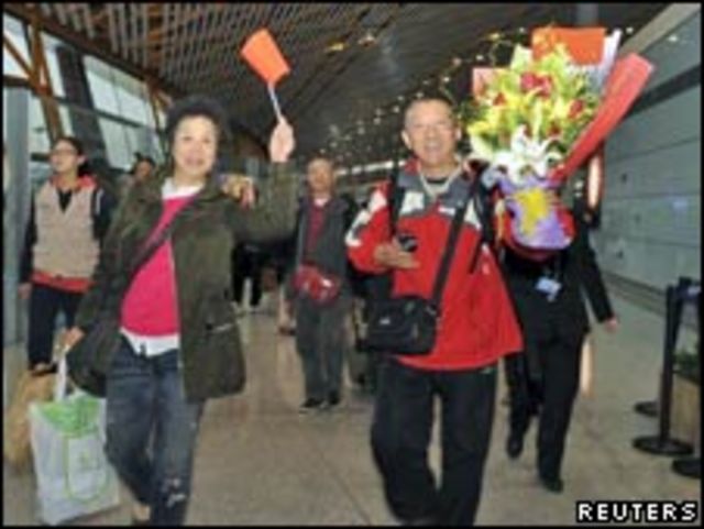 從開羅乘撤僑專機抵達首都的中國公民(01/02/2011)