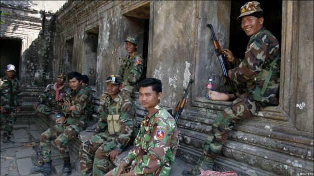 Tentara Kamboja duduk di candi Prear Vihear setelah insiden baku tembak dengan pasukan Thailand dekat perbatasan Sabtu (5/2) pagi yang berlangsung sekitar 25 menit. Satu serdadu dilaporkan Thailand tewas.