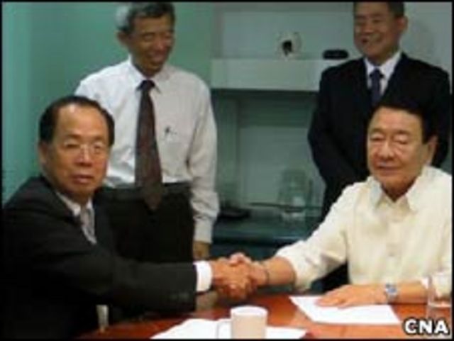 台灣駐菲律賓代表李傳通（前左）接受菲律賓官方聲明（07/02/2011）