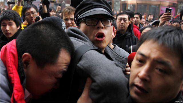 北京警方抓走示威者