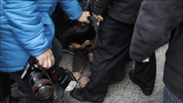 北京便衣警察把示威者按倒在地
