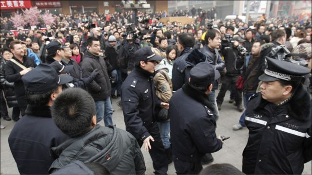 北京警方要求人群离开王府井麦当劳
