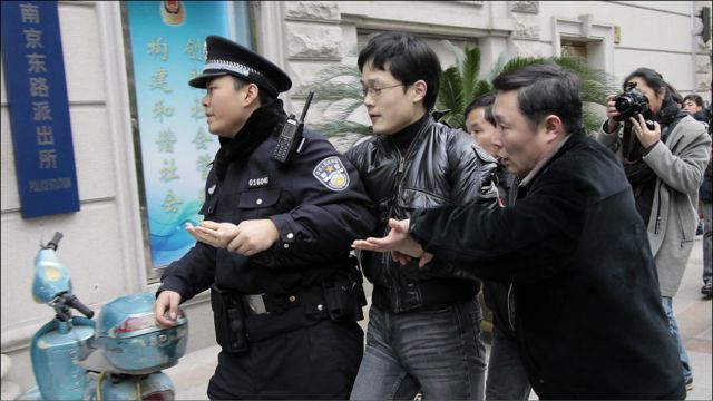 上海警方带走一名示威者