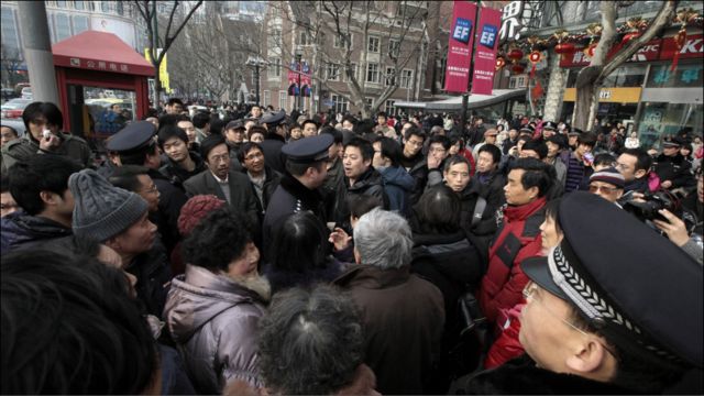 上海警方要求民众离开现场