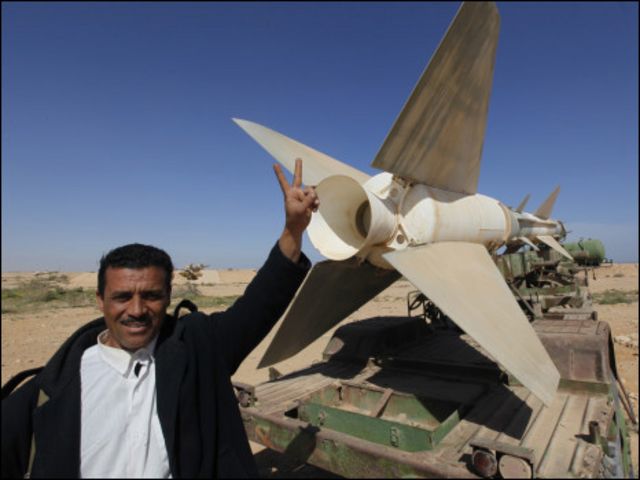 Quân đội Libya bỏ cả dàn tên lửa để chạy sau cuộc nổi dậy của dân chúng tại Tobruk