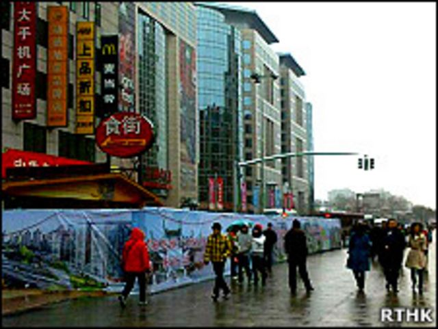 北京王府井「茉莉花」集會地點被圍板圍封(香港電台圖片28/2/2011)