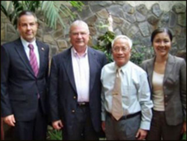 Bác sỹ Nguyễn Đan Quế (thứ ba từ trái sang) chụp cùng Đại sứ Hoa Kỳ Michael Michalak (thứ hai từ trái sang)