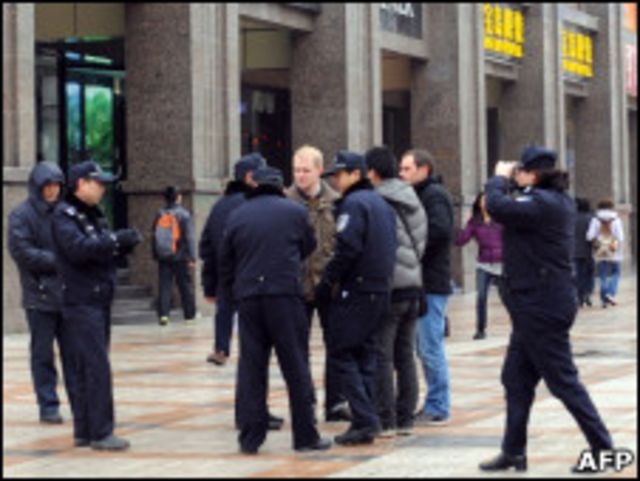 外籍記者在北京採訪茉莉花集會時遭警方動粗。