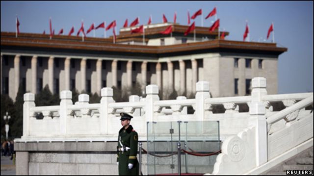 一名中國武警在北京人民大會堂前執勤(02/03/2011)