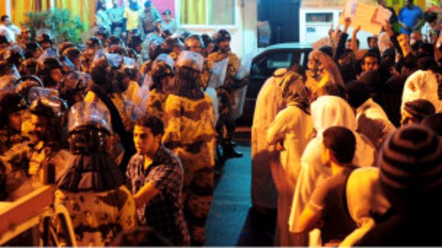 مواجهات بين شرطة مكافحة الشغب السعودية ومتظاهرين في قرية العوامية