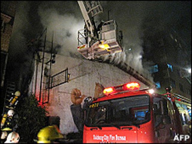 台中消防員在夜店大火現場撲救(台中市消防局圖片6/3/2011)