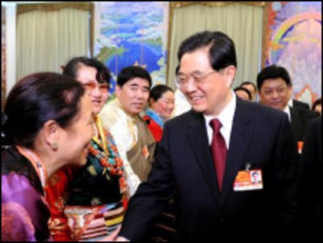 胡錦濤參加西藏代表團審議(新華社圖片)