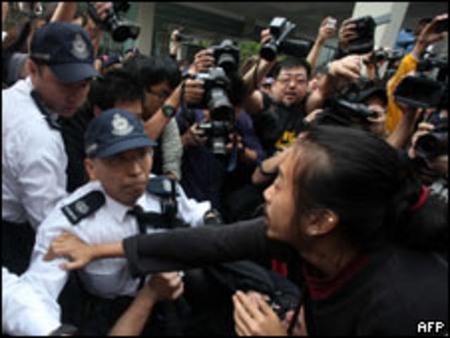 香港反預算案示威者和警察