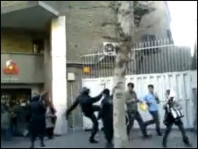 برخورد پلیس با معترضان