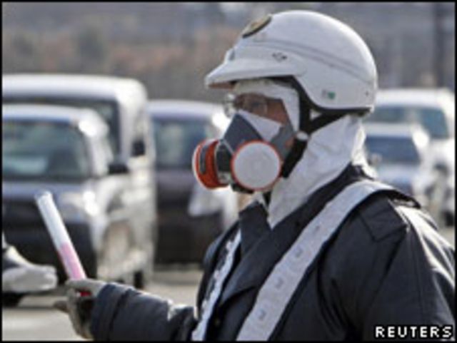 身穿防輻射服裝的日本警察。