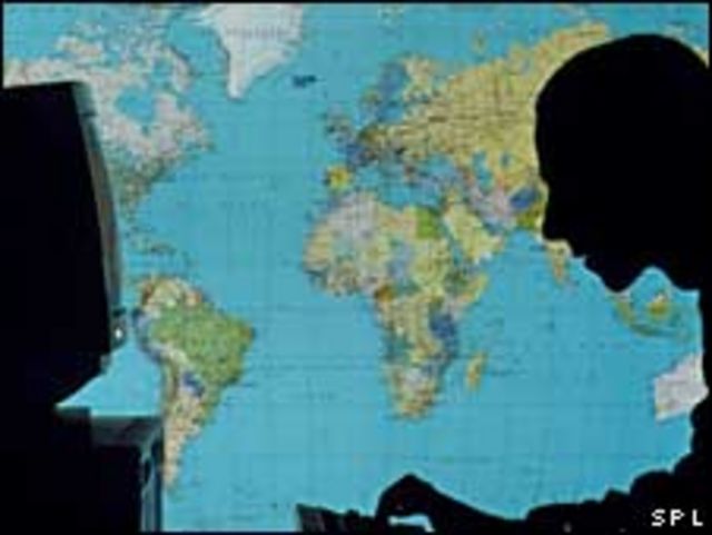 Hombre frente a PC
