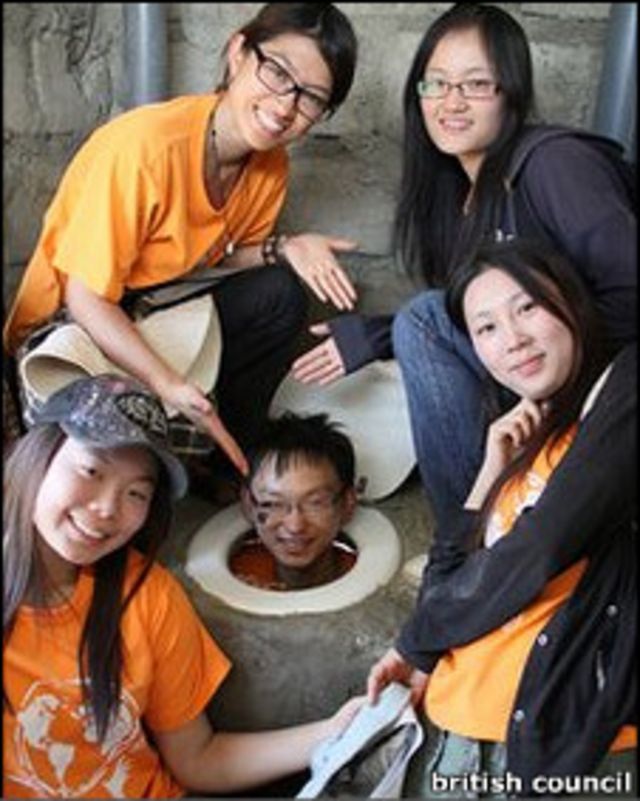 在建造廁所的志願者們