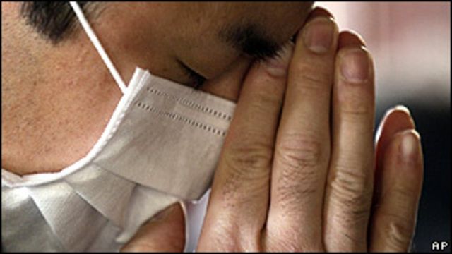 Японец в марлевой повязке