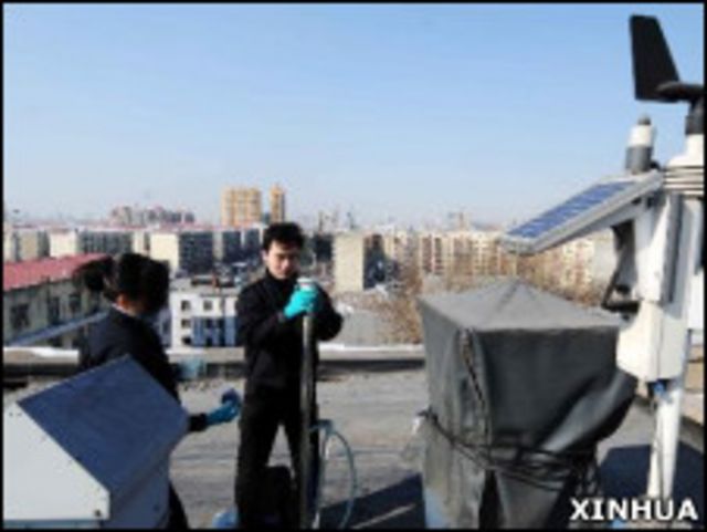 黑龍江省輻射環境監督站工作人員在哈爾濱市區常設監測站取樣(新華社圖片16/3/2011)