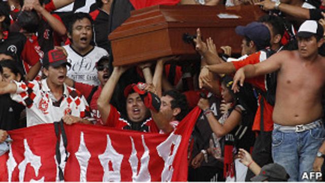 Hinchas de Ferro se oponen a un acto ProVida en su estadio de fútbol -  ANRed