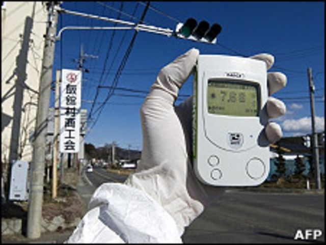 綠色和平發放2011年3月27日其工作人員在日本福島縣飯館村檢測輻射水平圖片