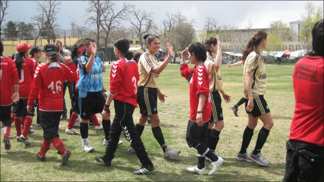 مسابقه فوتبال تیم ملی دختران افغانستان با تیم زنان ناتو Bbc News فارسی 