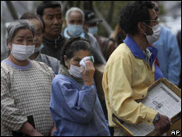 日本地震海嘯災民在疏散中心領取食物(02/04/2011)
