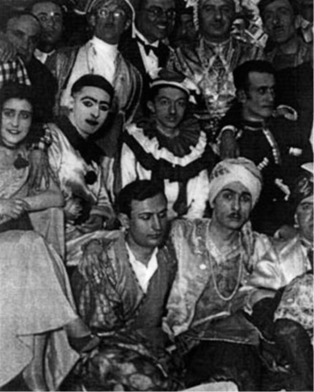 صادق هدایت در جشن بالماسکه، تهران، ۱۳۰۹