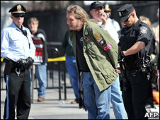 美國警察的逮捕示威者
