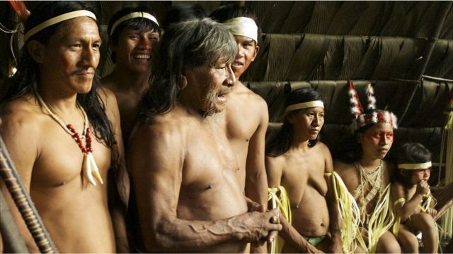Grupo de huaoranis con shamán.
