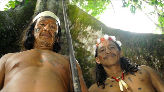 Dos hombres huaorani muestran sus cerbatanas.