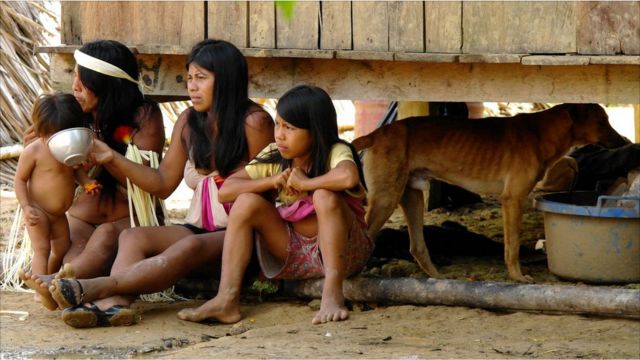 Grupo de mujeres huaorani y sus hijos.