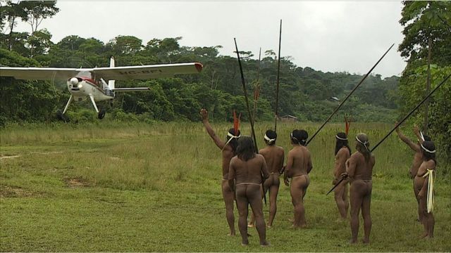 Huaoranis despiden avión